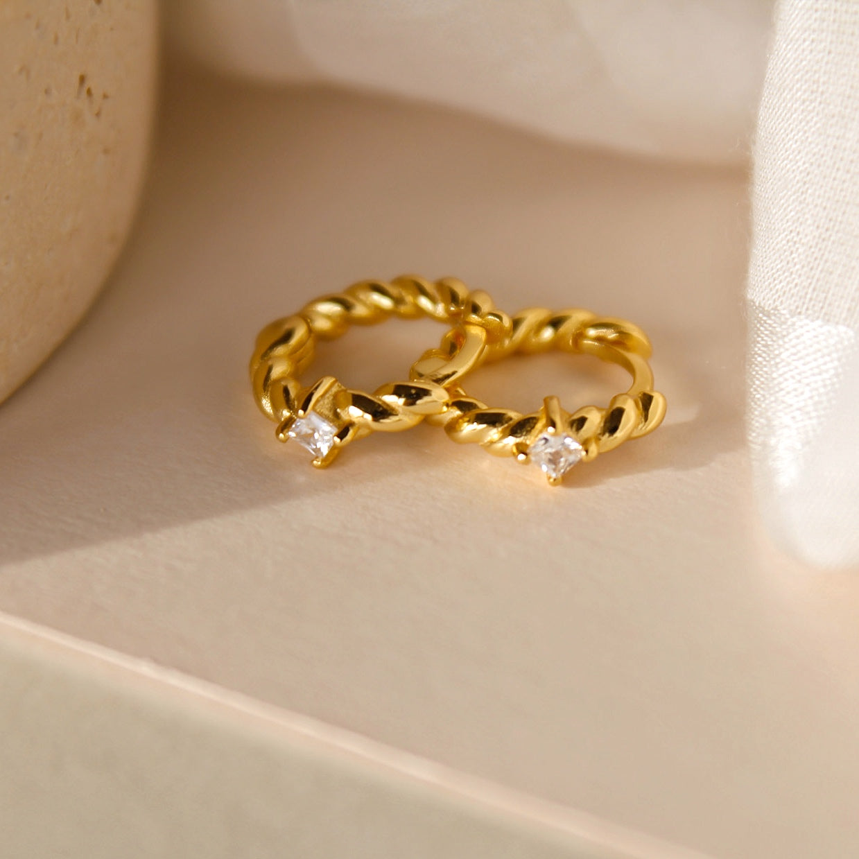 "Kagayaku" elegante, gedrehte Creolen mit Zirkonia vergoldet