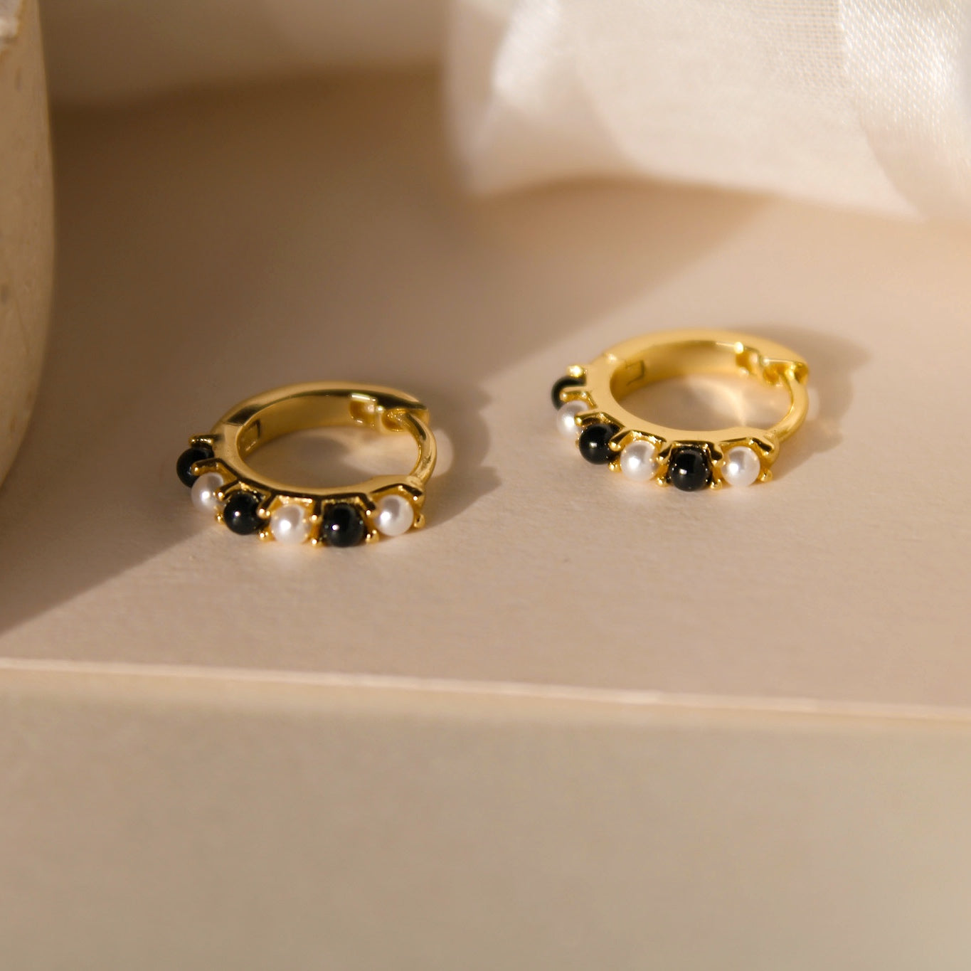 „Jessica" schwarz weiße Onyx und Perlen Creolen