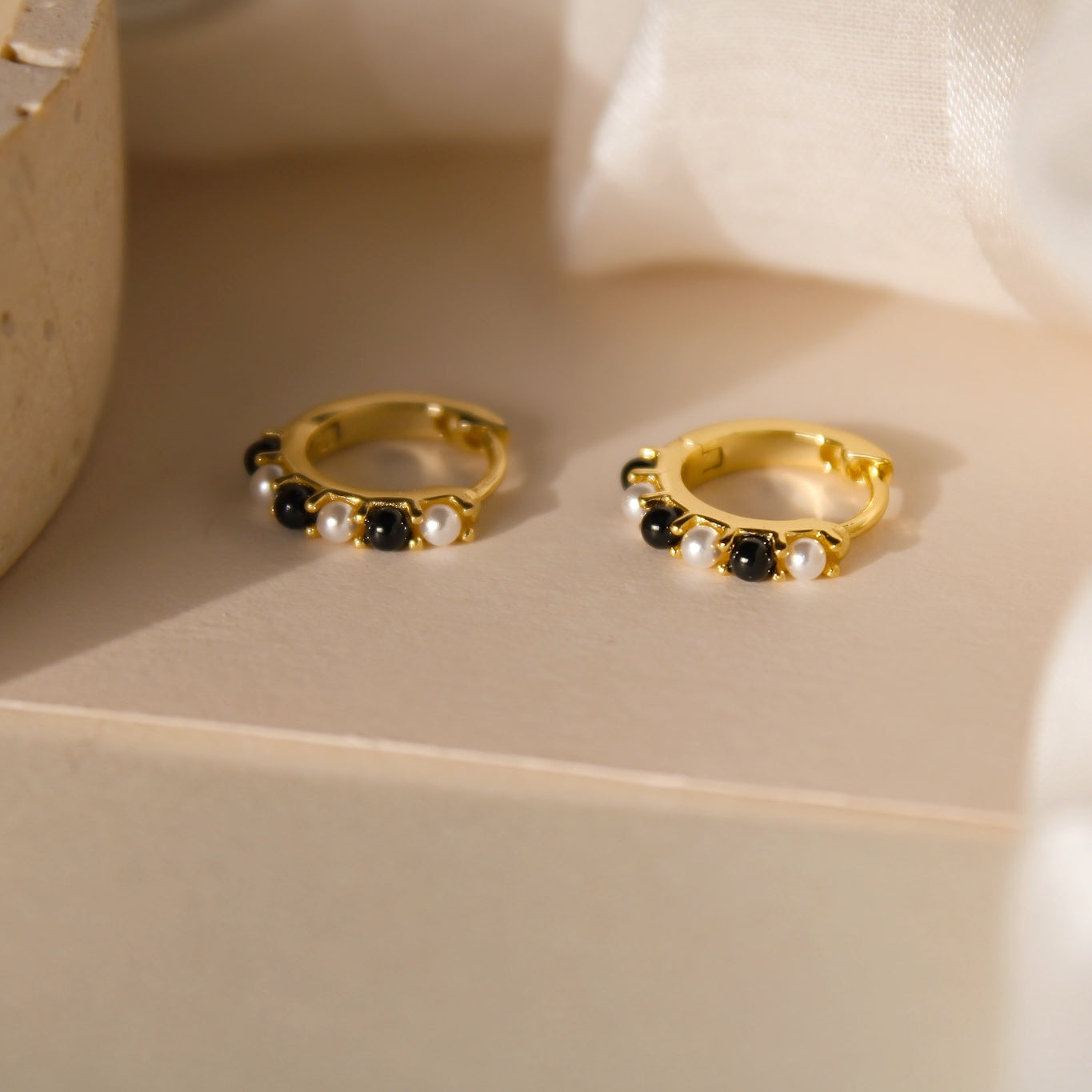 „Jessica" schwarz weiße Onyx und Perlen Creolen