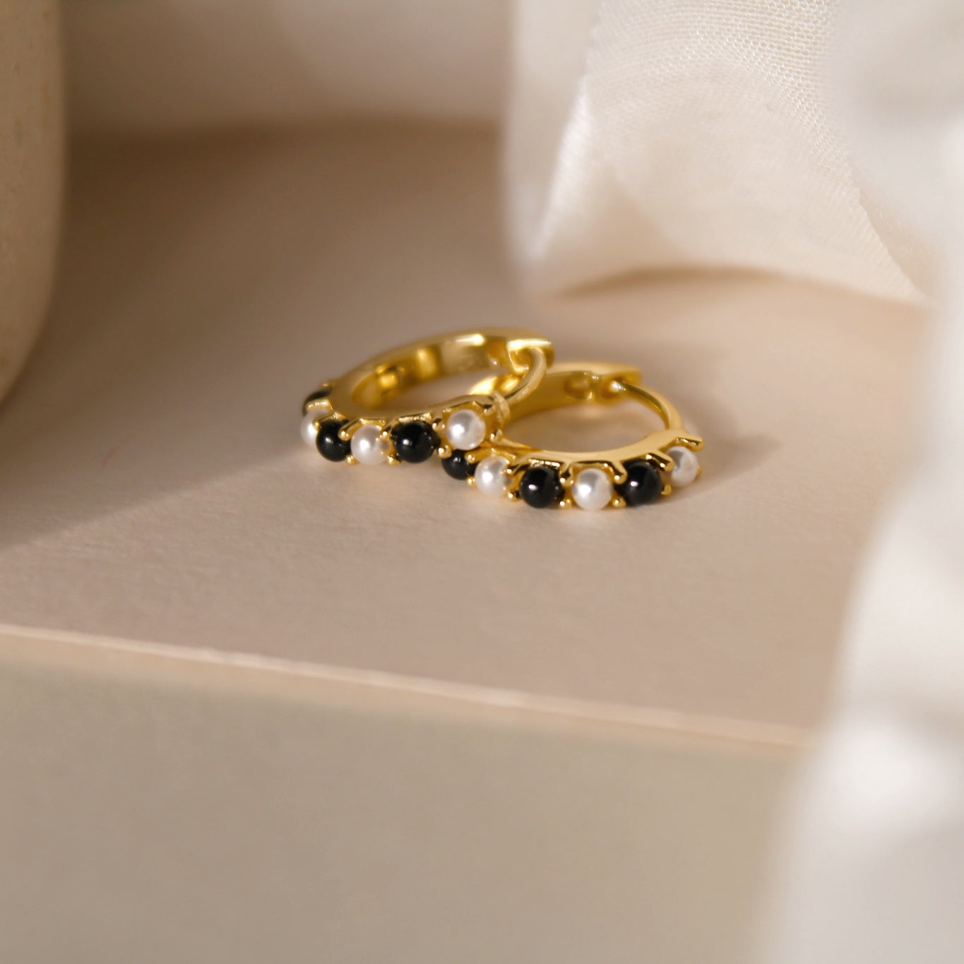 „Jessica" schwarz weiße Onyx und Perlen Creolen