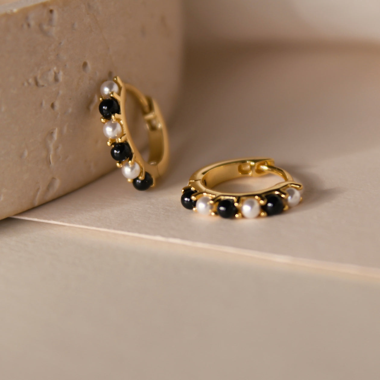 „Jessica" schwarz weiße Onyx und Perlen Creolen