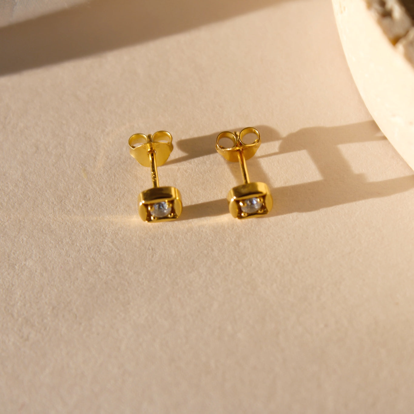 "Cleo" moderne, elegante Ohrstecker mit Zirkonia