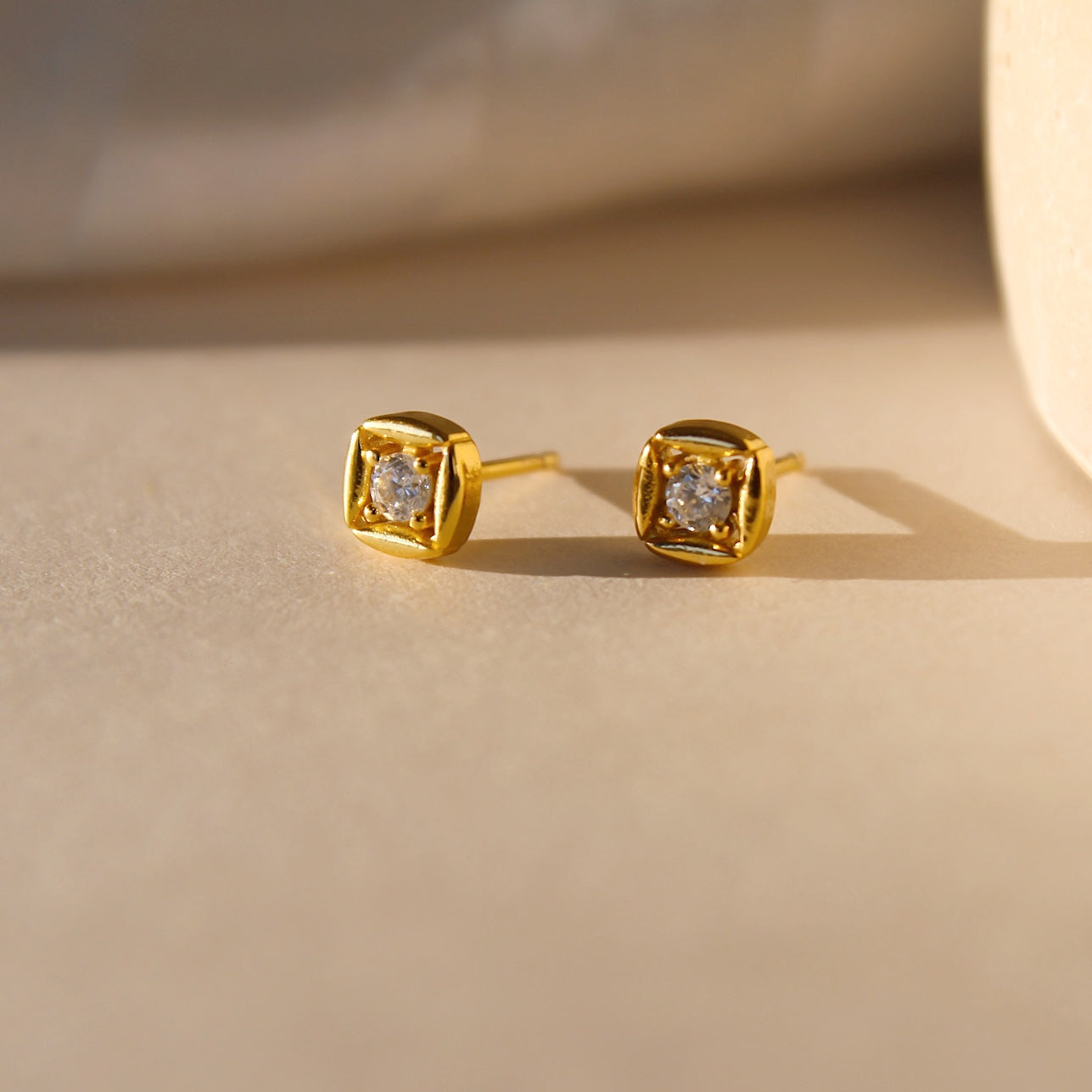 "Cleo" moderne, elegante Ohrstecker mit Zirkonia