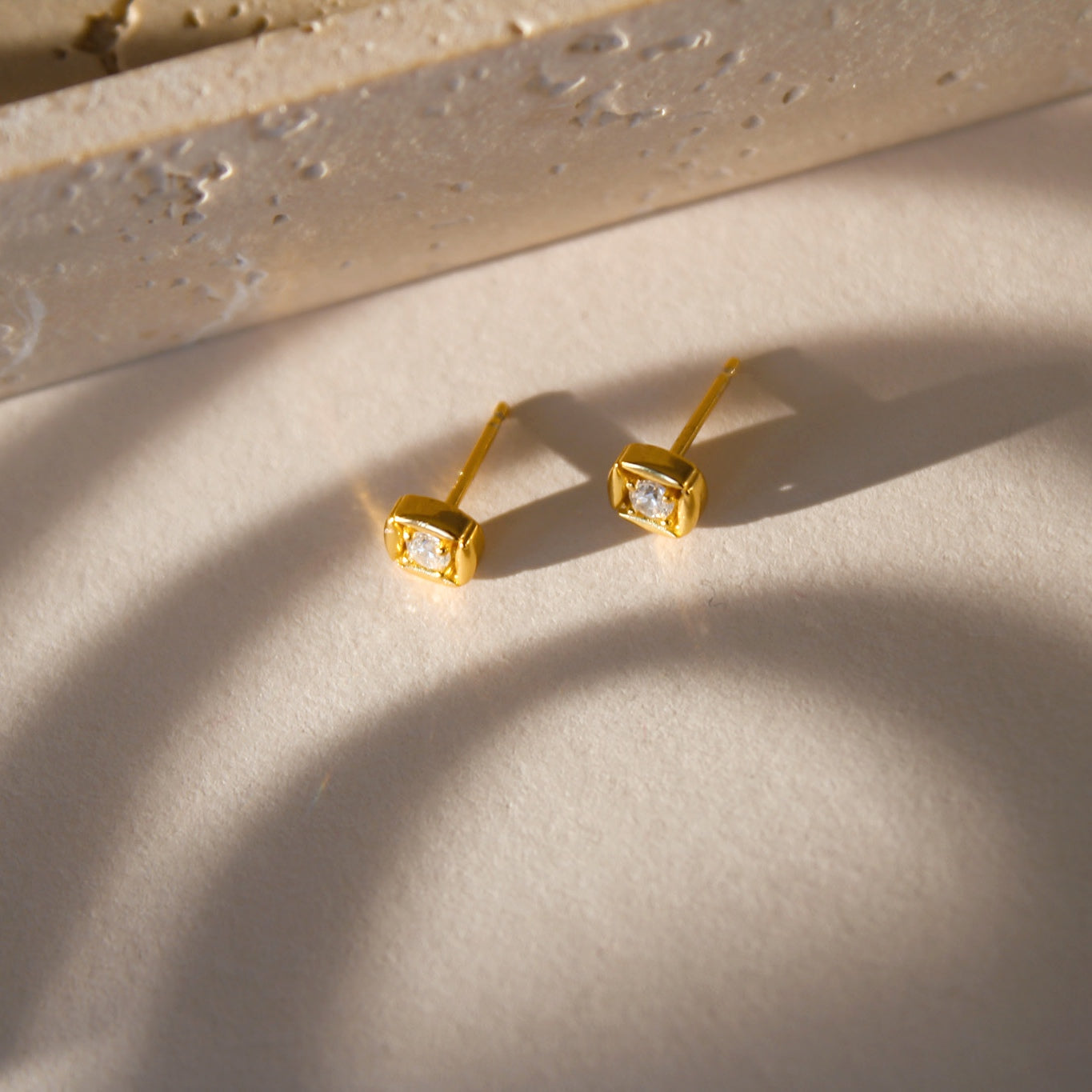 "Cleo" moderne, elegante Ohrstecker mit Zirkonia