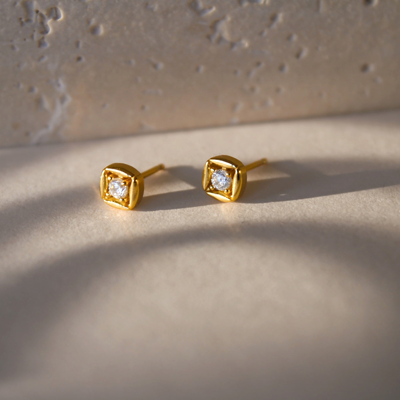 "Cleo" moderne, elegante Ohrstecker mit Zirkonia