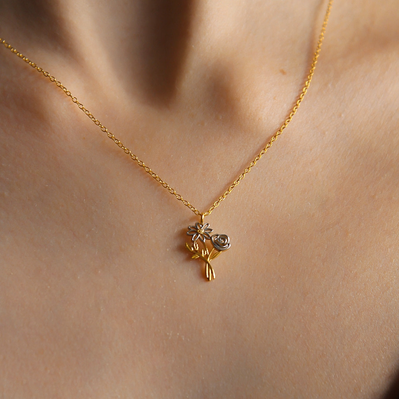 "Blossom" zierliche Halskette mit Blumenstrauß Anhänger