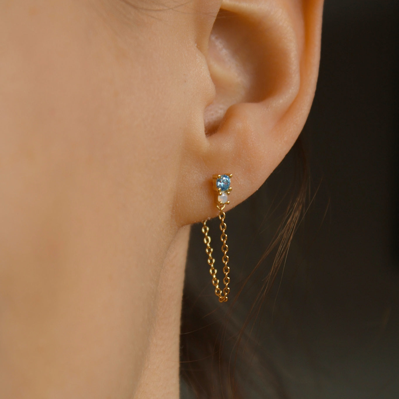 "Maia" zierliche Kettchen Ohrstecker mit blauem Zirkonia und Mondstein