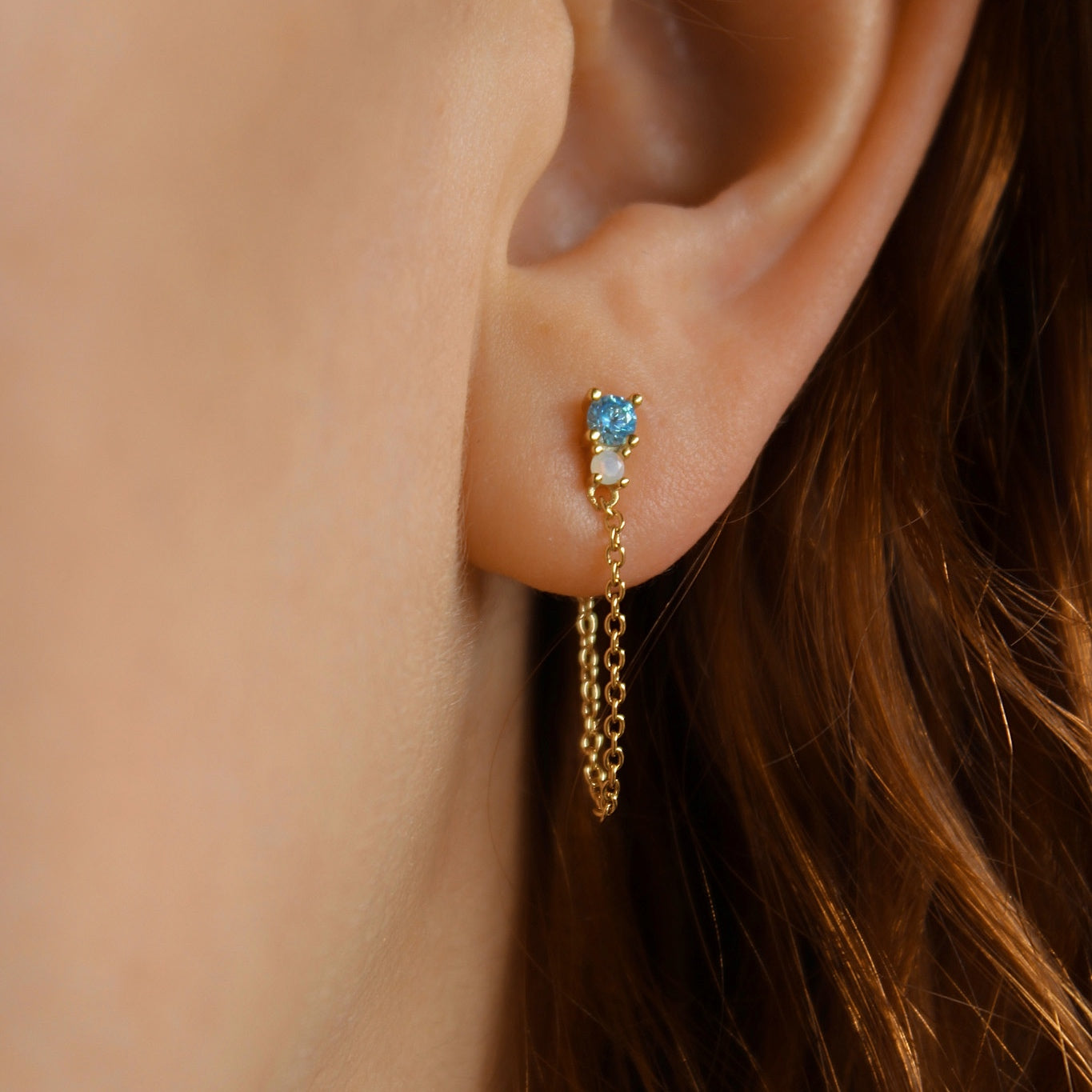"Maia" zierliche Kettchen Ohrstecker mit blauem Zirkonia und Mondstein