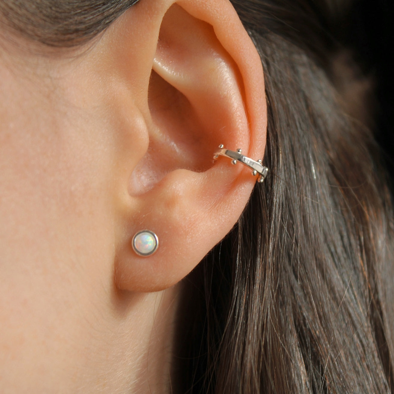 "Ava" minimalistischer, goldener Kügelchen Earcuff