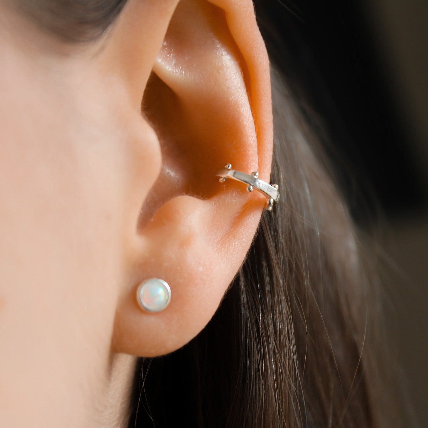 "Ava" minimalistischer, goldener Kügelchen Earcuff