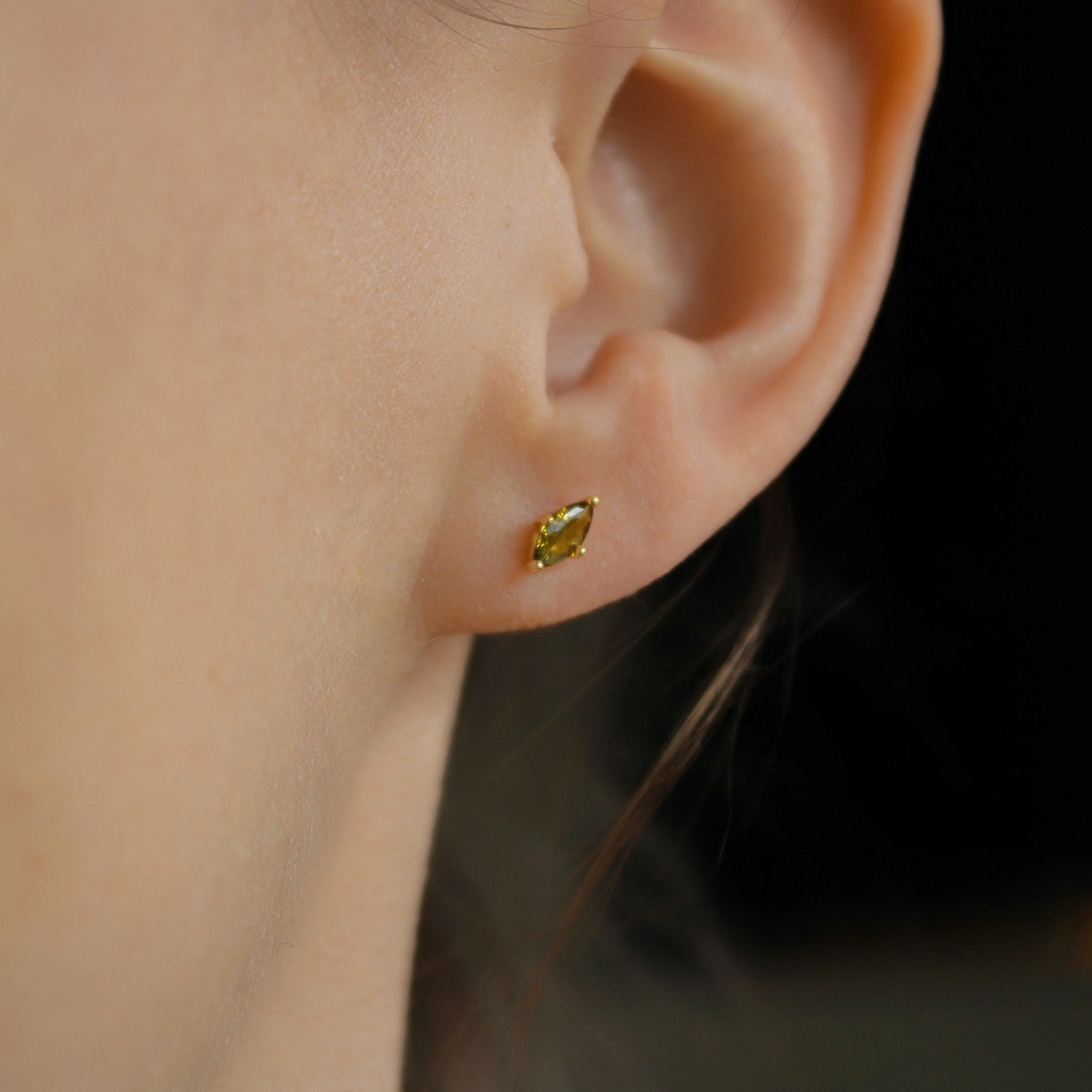 "Savanna" winzige olivergrüne Zirkonia Ohrstecker