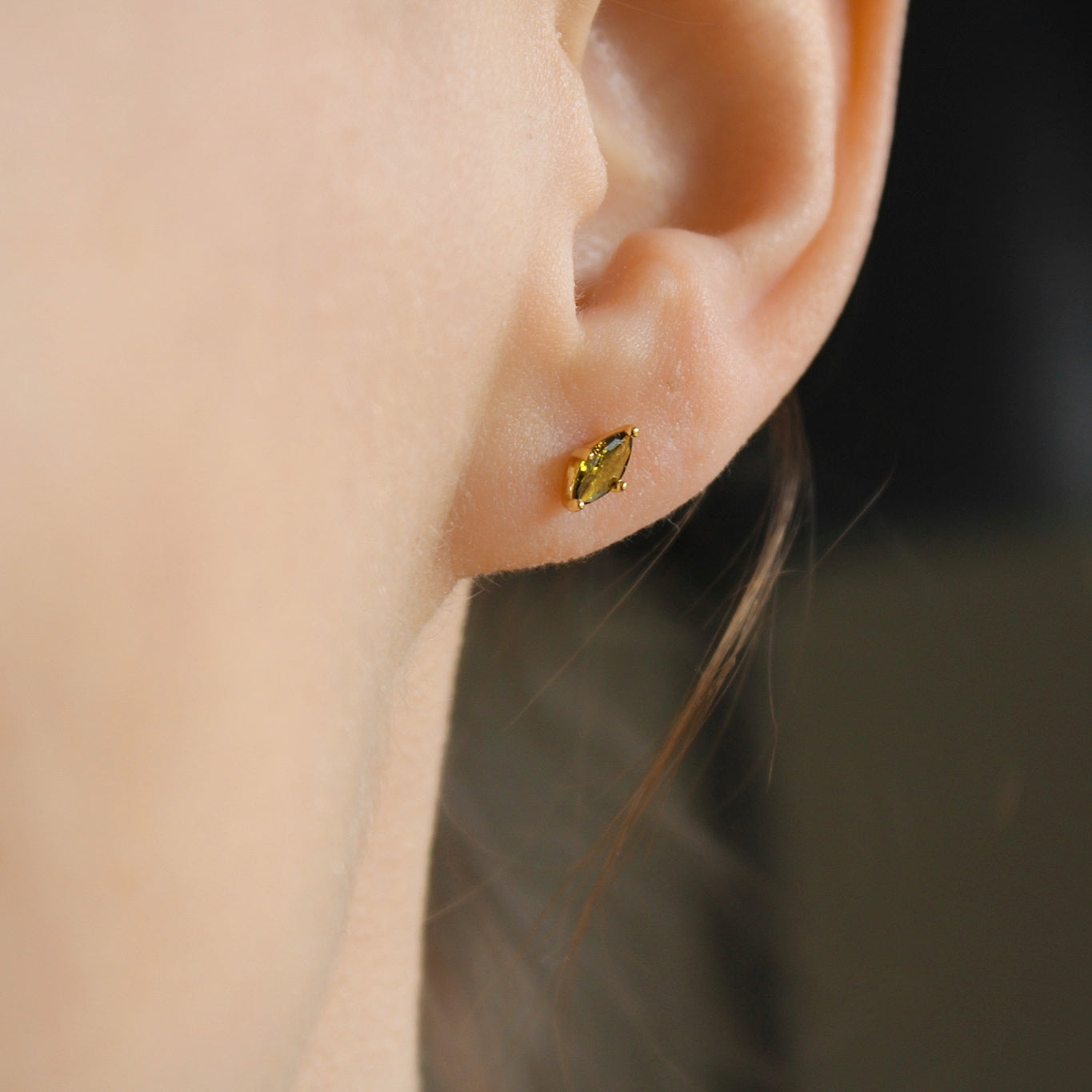 "Savanna" winzige olivergrüne Zirkonia Ohrstecker