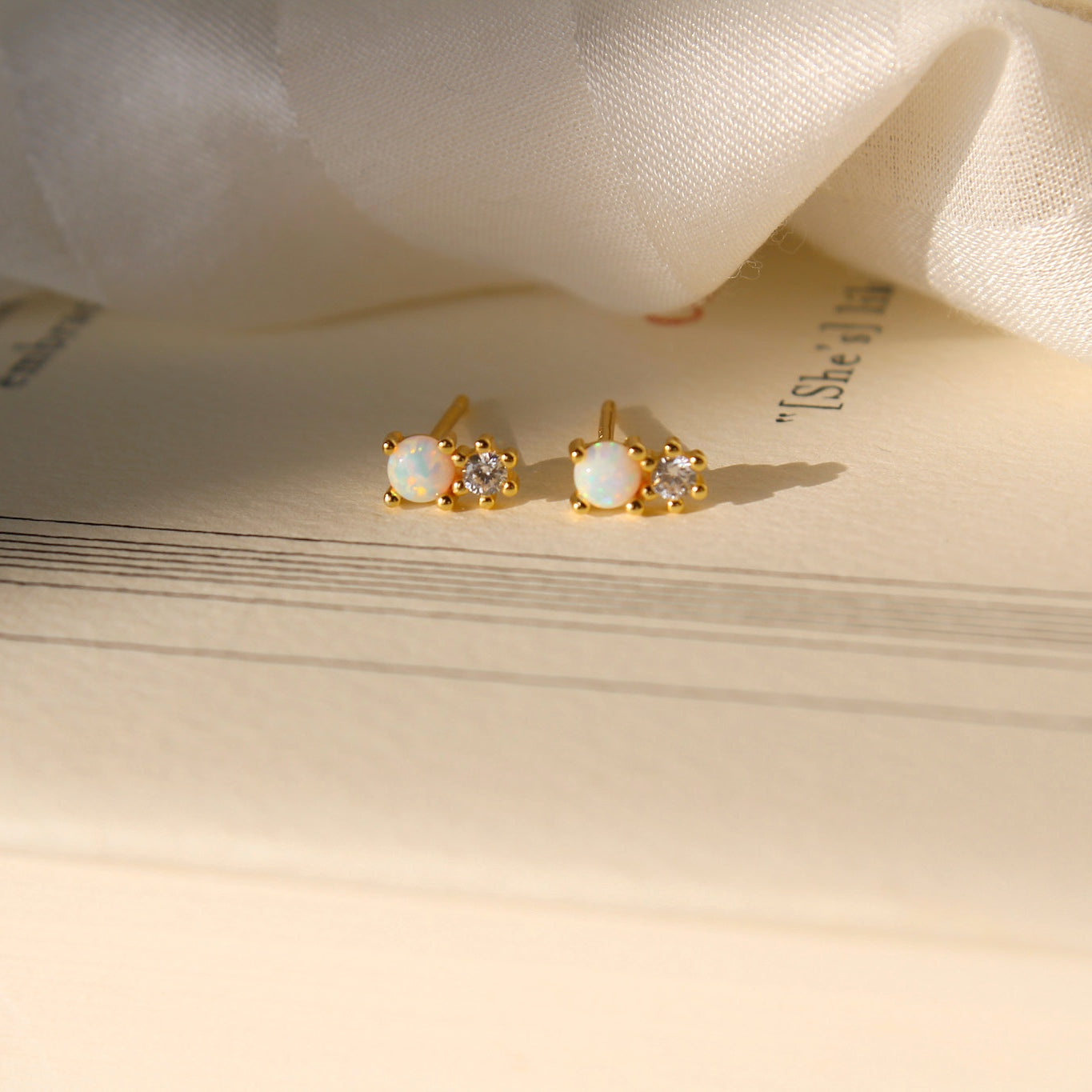 "Opal Sparkle" winzige Opal Zirkonia Ohrstecker Gold