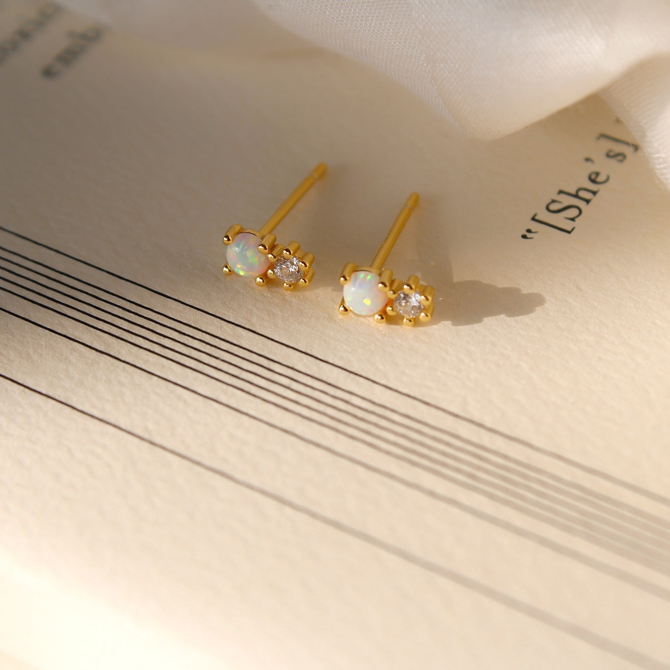 "Opal Sparkle" winzige Opal Zirkonia Ohrstecker Gold