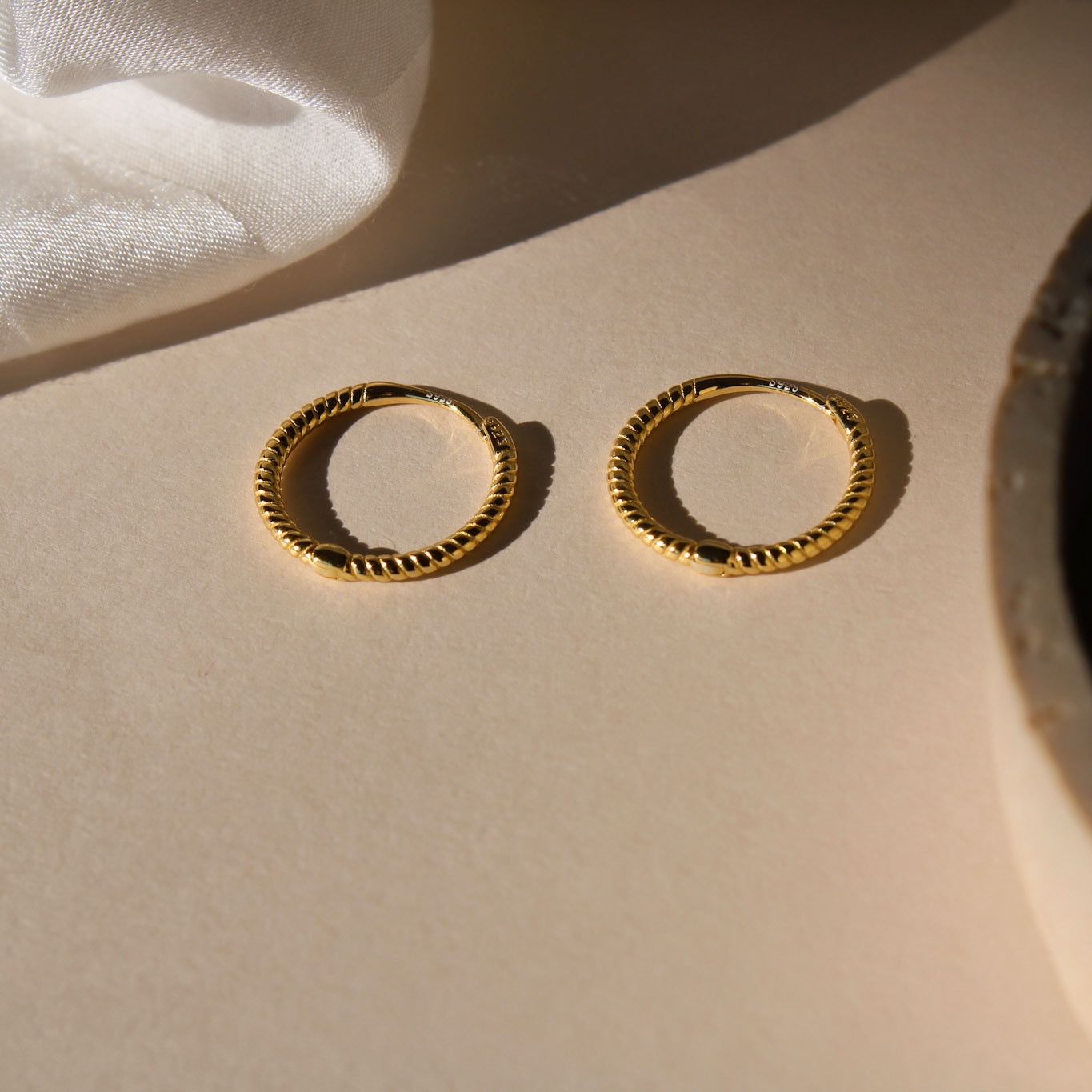 "Twisted" minimalistische Creolen Gold