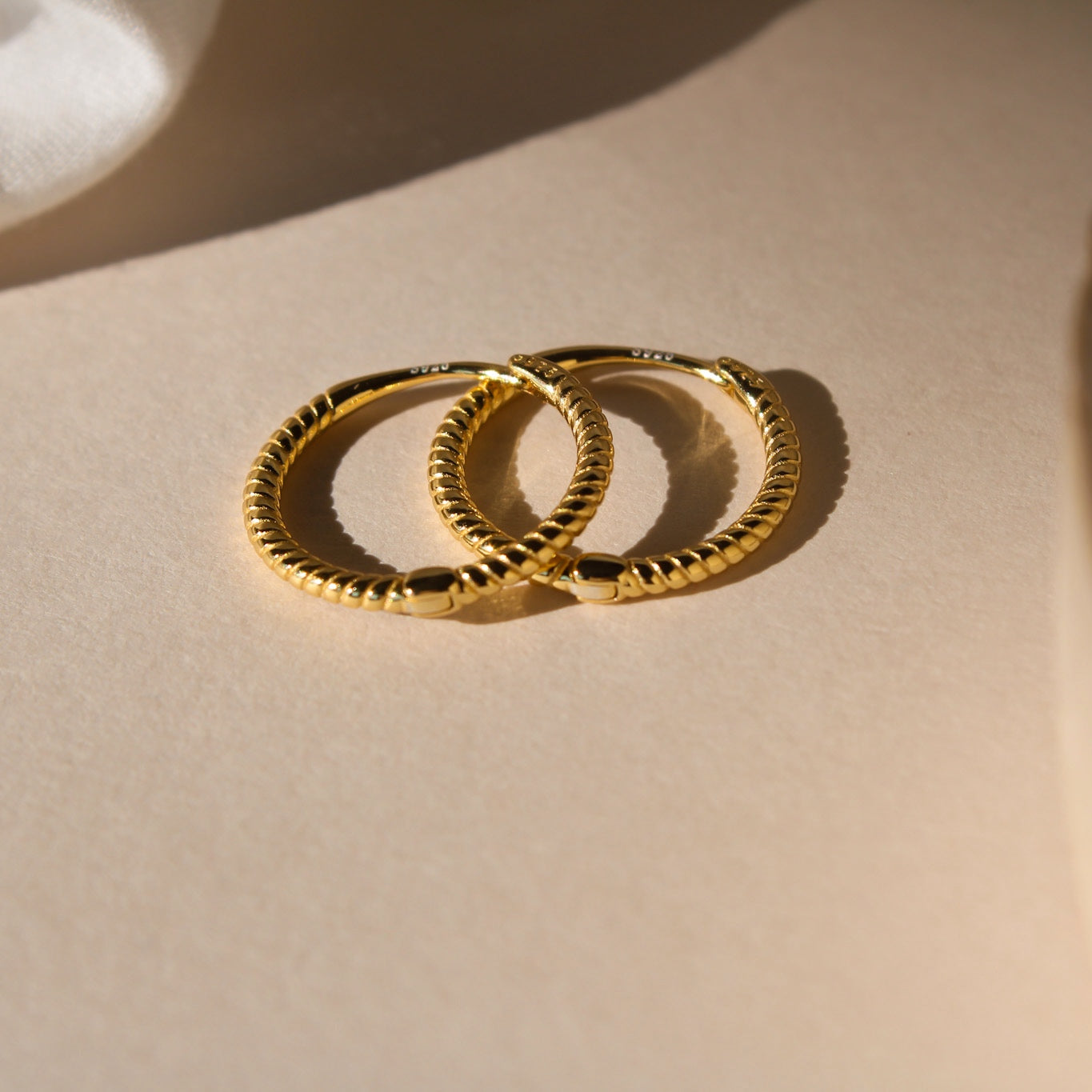 "Twisted" minimalistische Creolen Gold