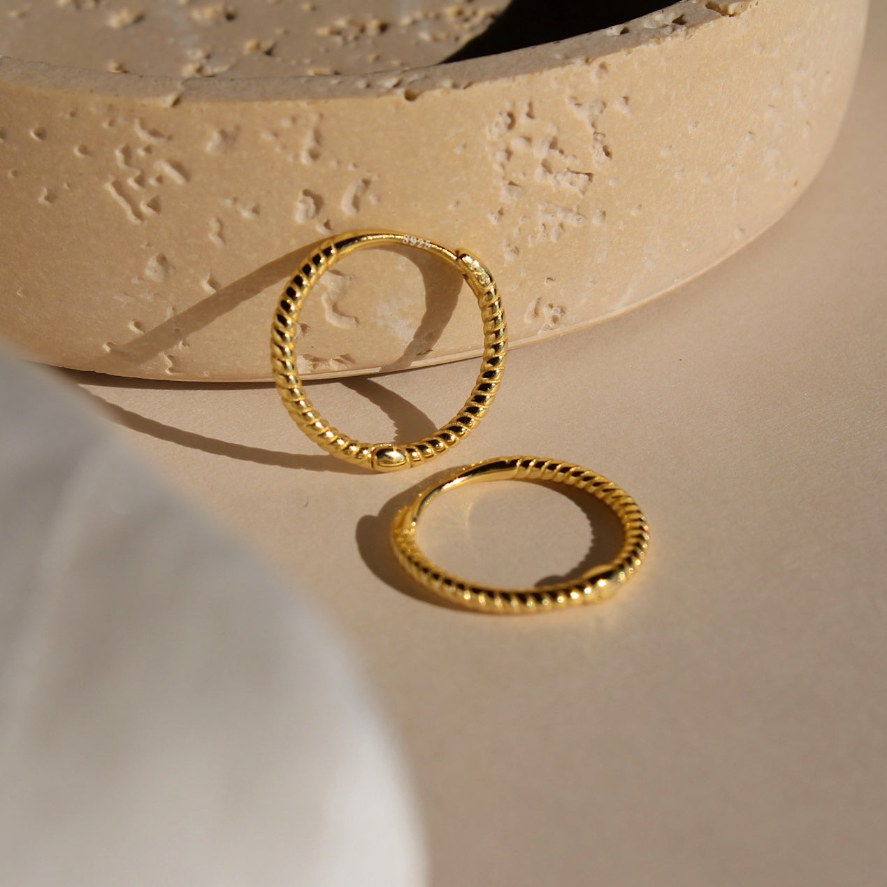 "Twisted" minimalistische Creolen Gold