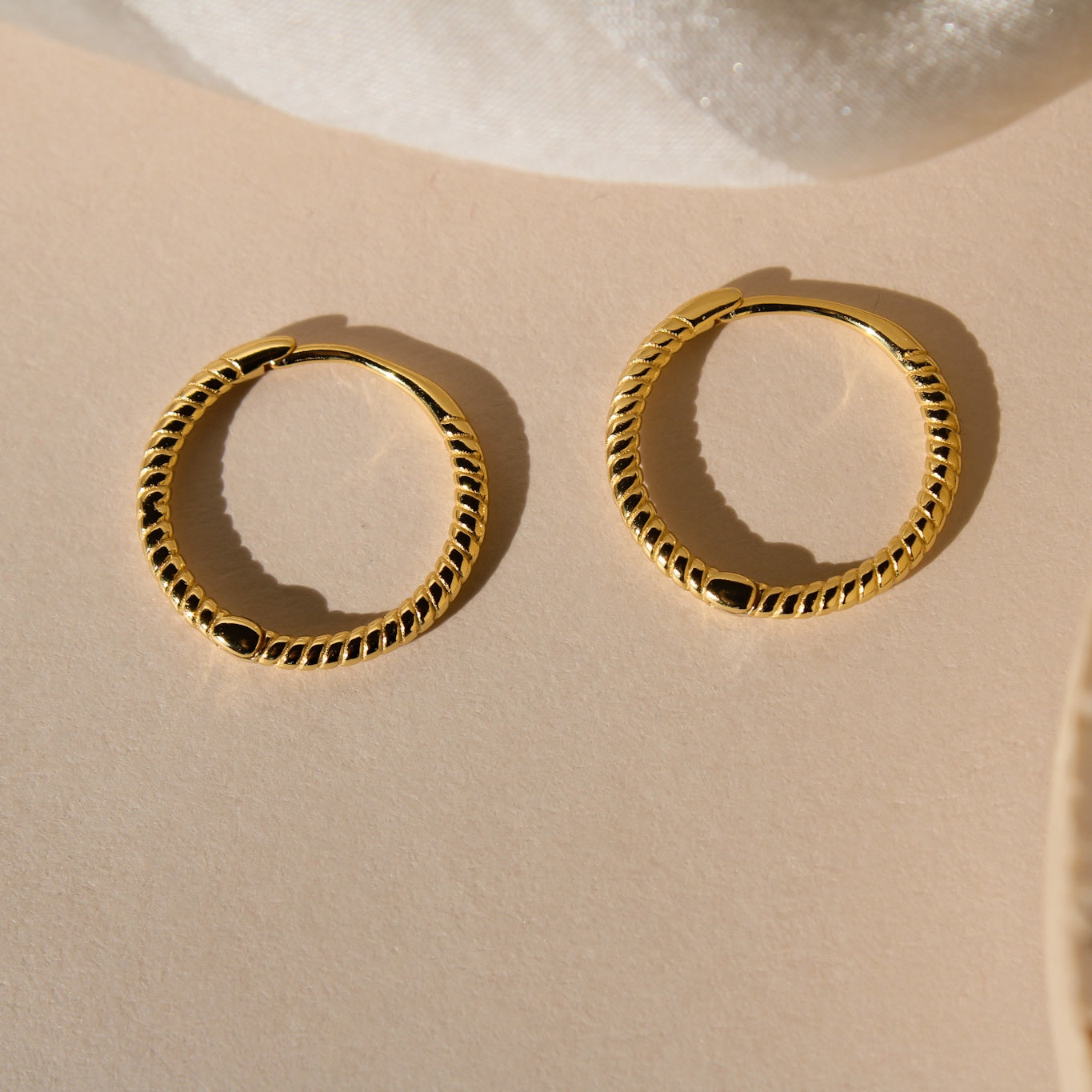 "Twisted" minimalistische Creolen Gold