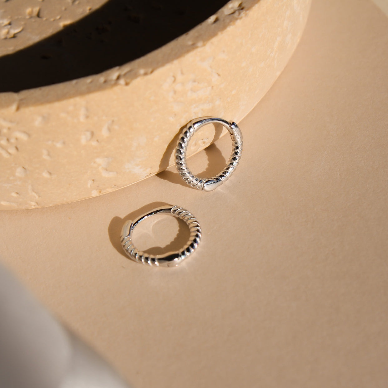 "Twisted" Mini Creolen Silber