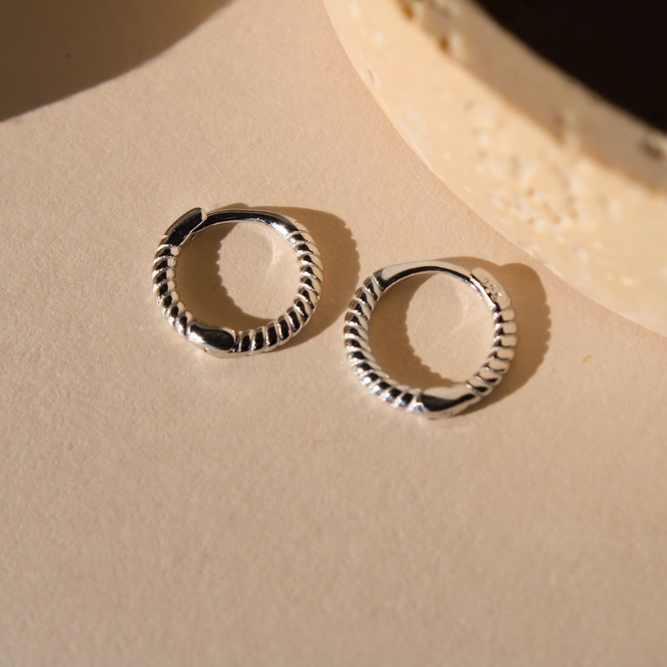 "Twisted" Mini Creolen Silber