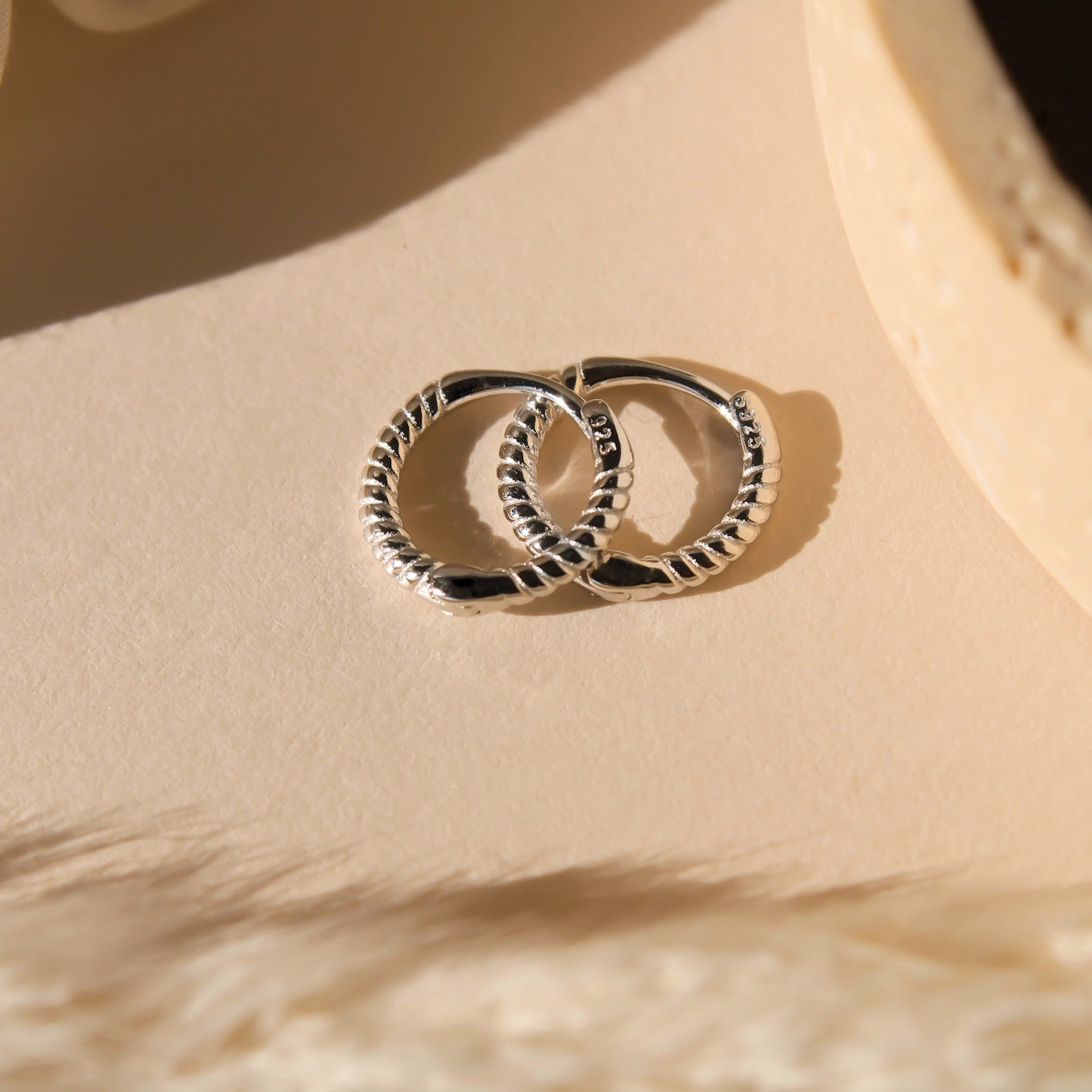 "Twisted" Mini Creolen Silber