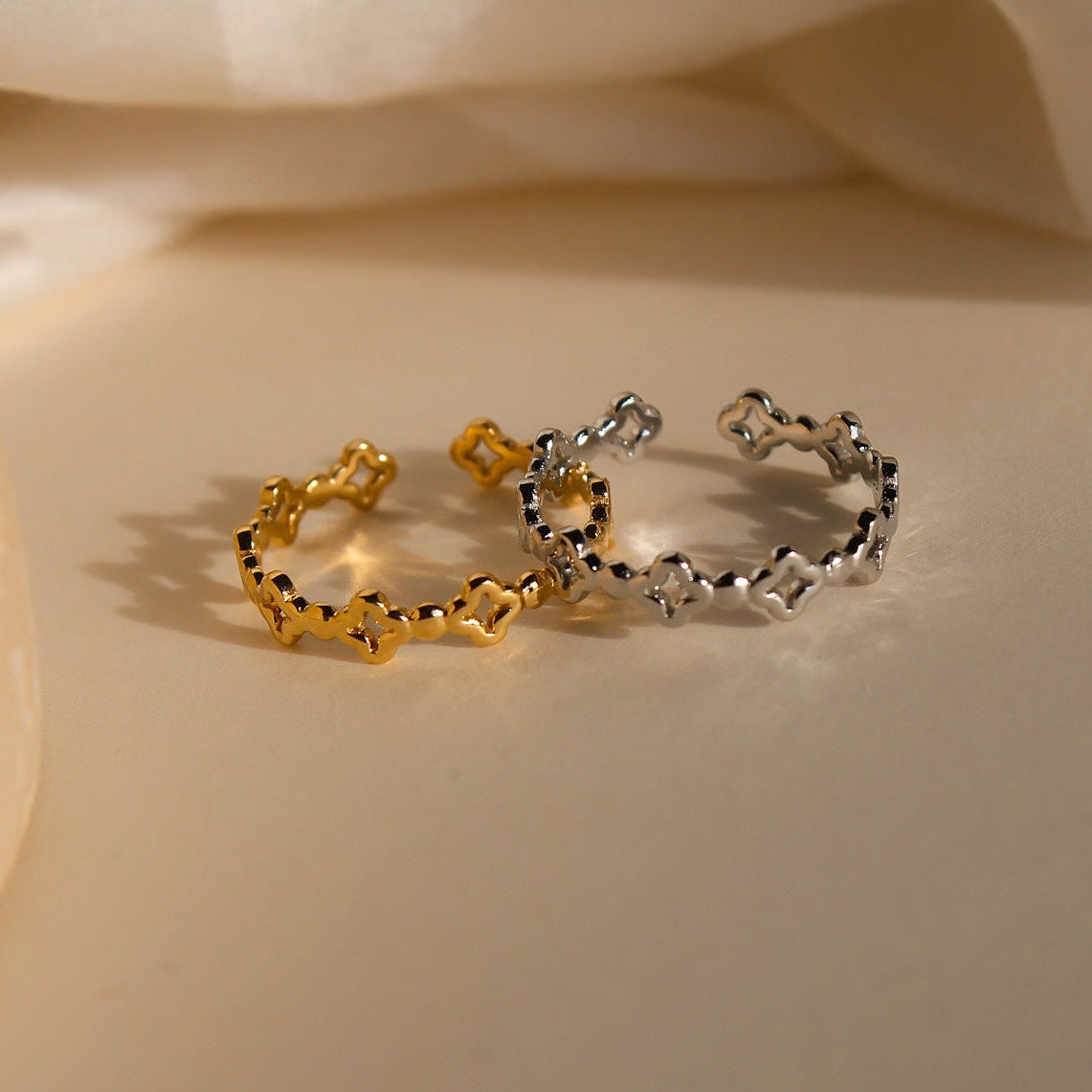 "Lucky" floraler, zierlicher Edelstahl Ring in Silber und Gold
