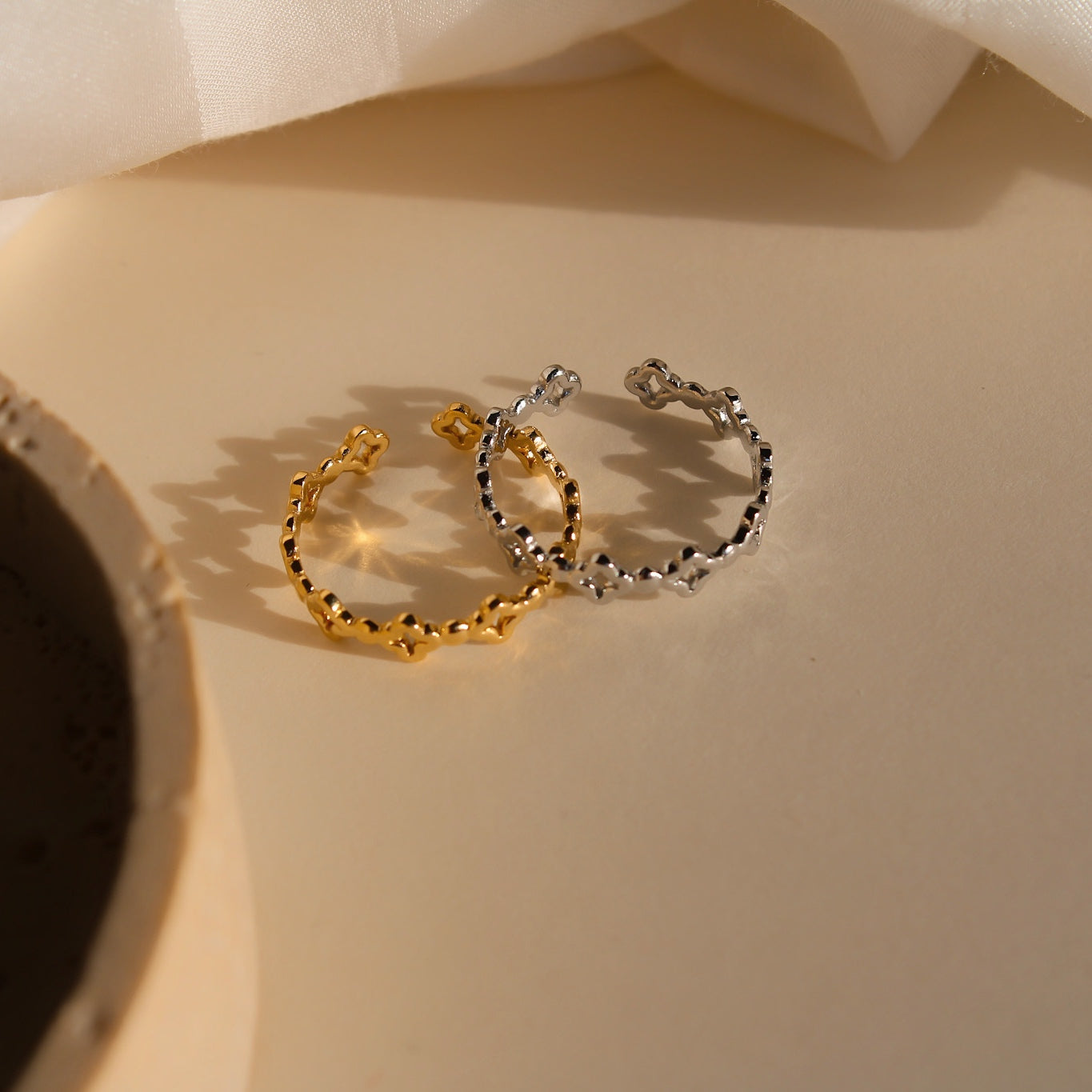 "Lucky" floraler, zierlicher Edelstahl Ring in Silber und Gold