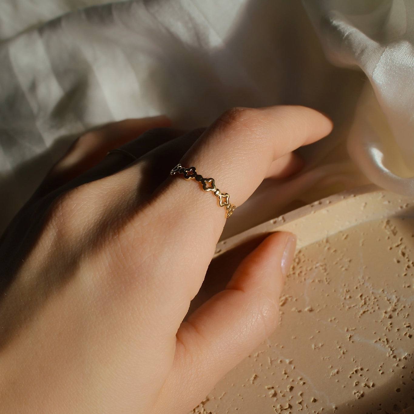 "Lucky" floraler, zierlicher Edelstahl Ring in Silber und Gold