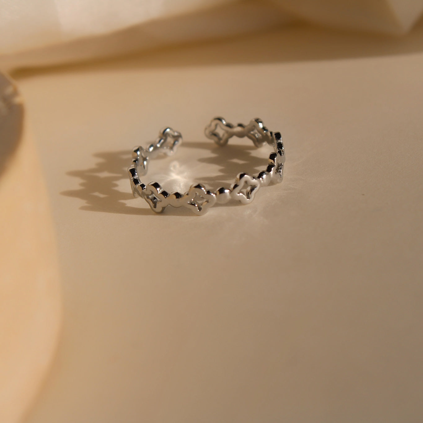 "Lucky" floraler, zierlicher Edelstahl Ring in Silber und Gold