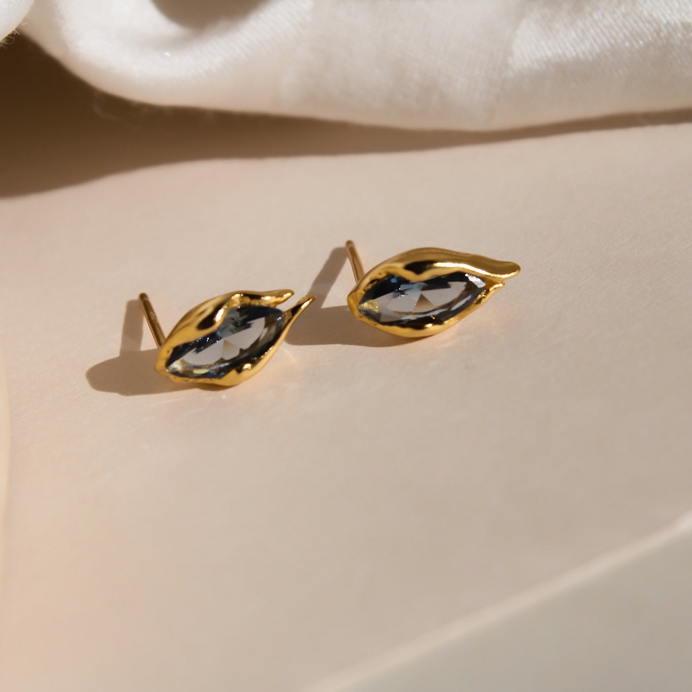 "Nami" Blaue Zirkonia Marquise Ohrstecker Gold