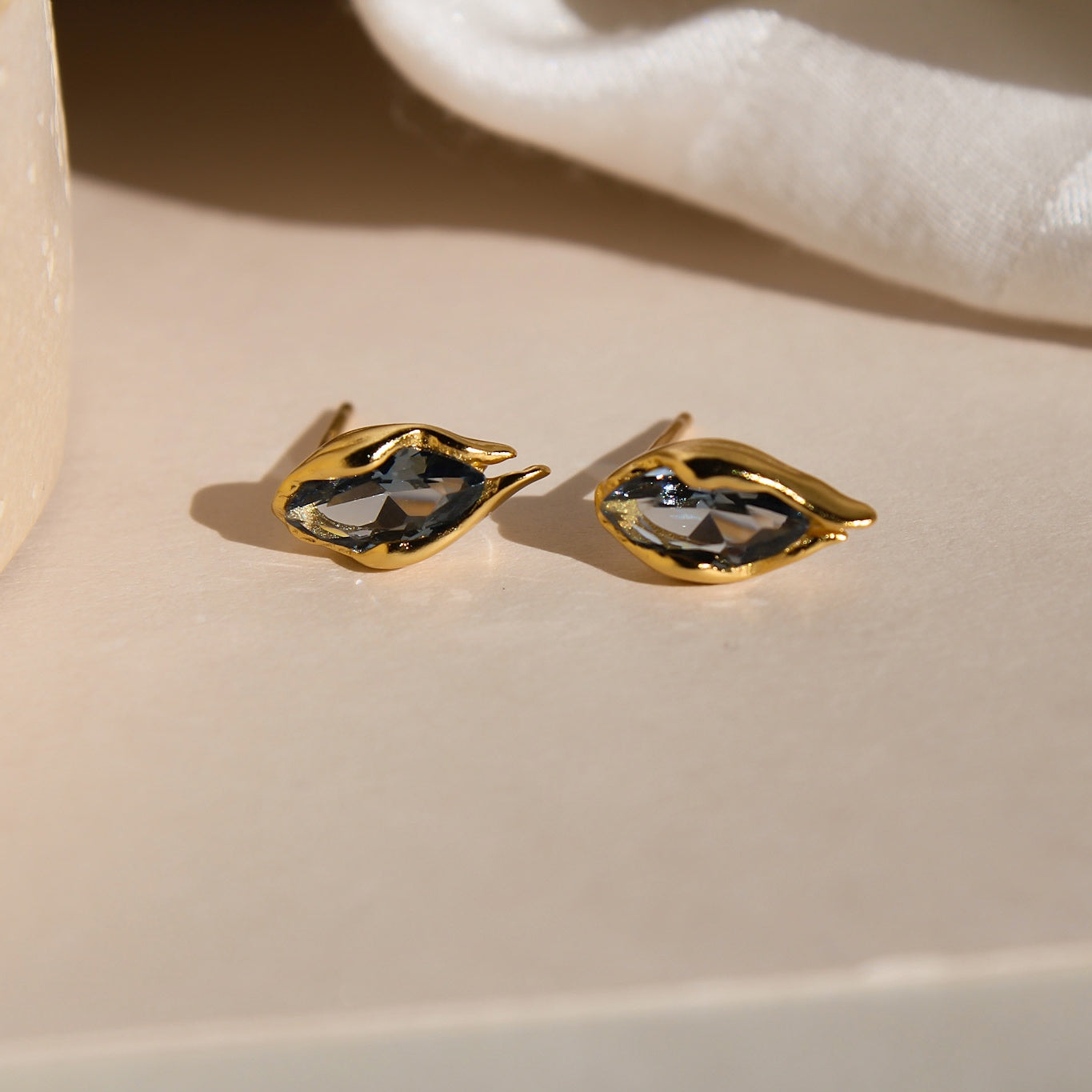 "Nami" Blaue Zirkonia Marquise Ohrstecker Gold