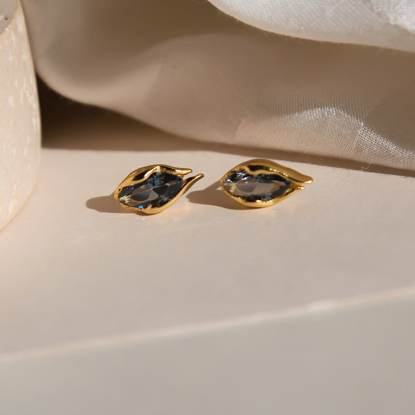 "Nami" Blaue Zirkonia Marquise Ohrstecker Gold
