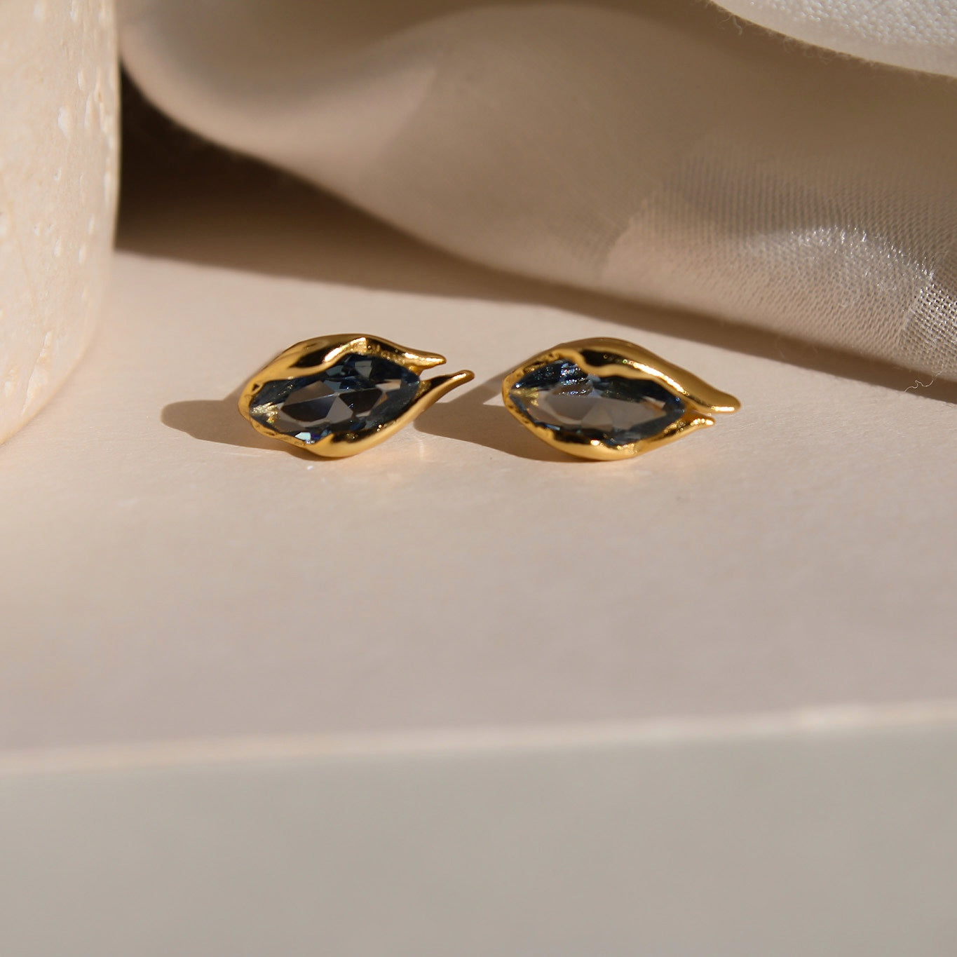 "Nami" Blaue Zirkonia Marquise Ohrstecker Gold