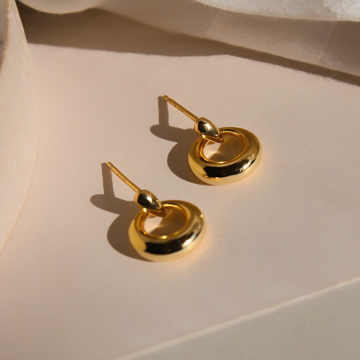 "Dea" elegante Donut Ohrstecker Gold