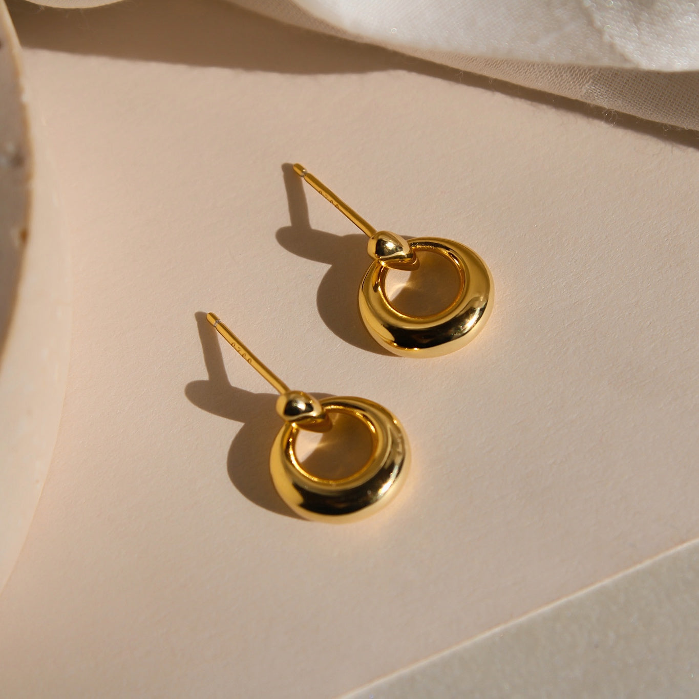 "Dea" elegante Donut Ohrstecker Gold