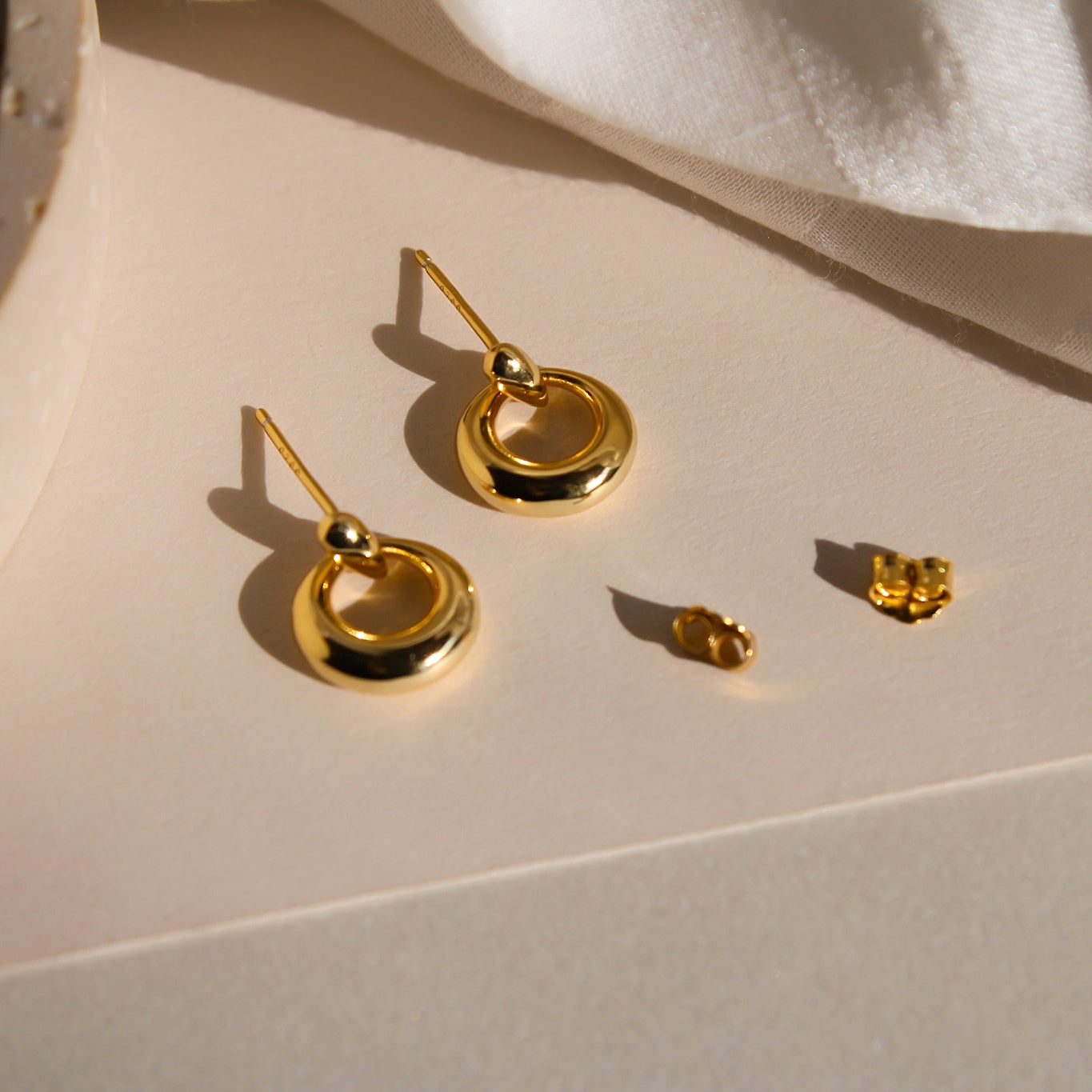 "Dea" elegante Donut Ohrstecker Gold