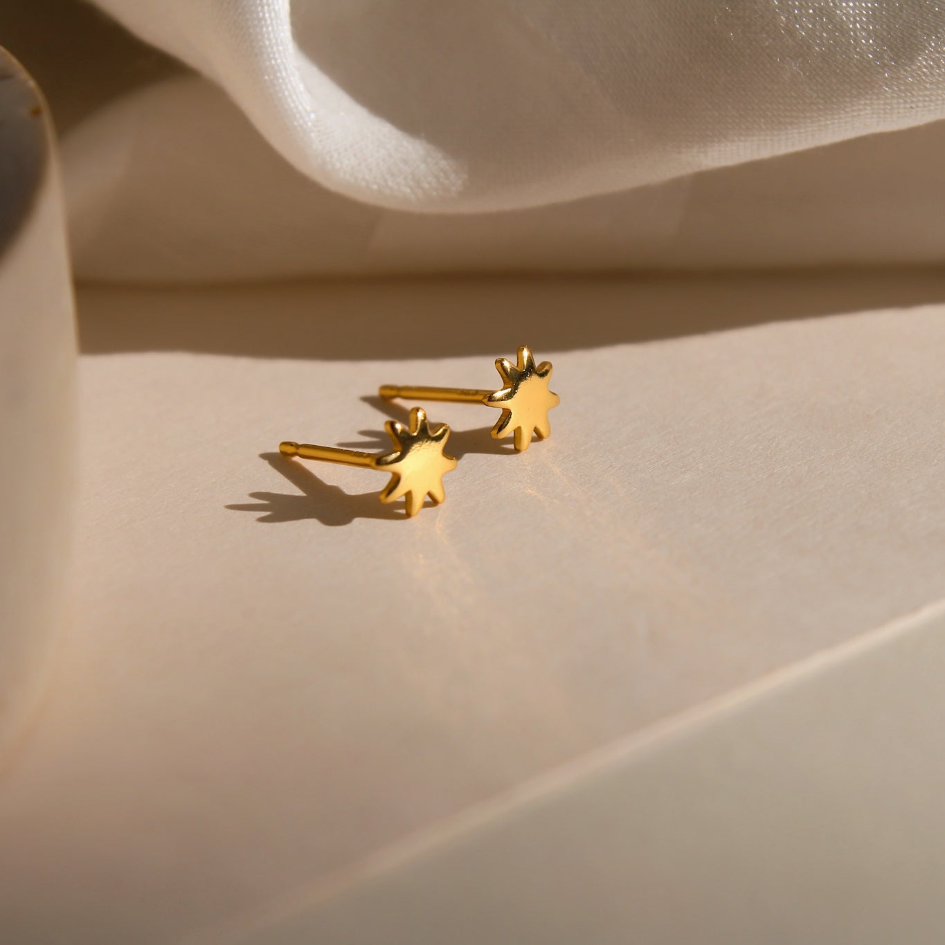 "Aya" winzige Sonnen Ohrstecker vergoldet