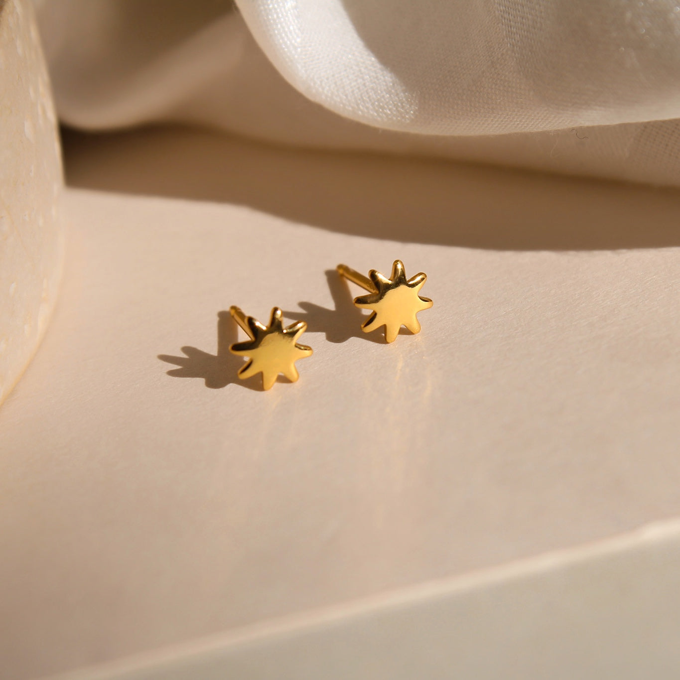 "Aya" winzige Sonnen Ohrstecker vergoldet