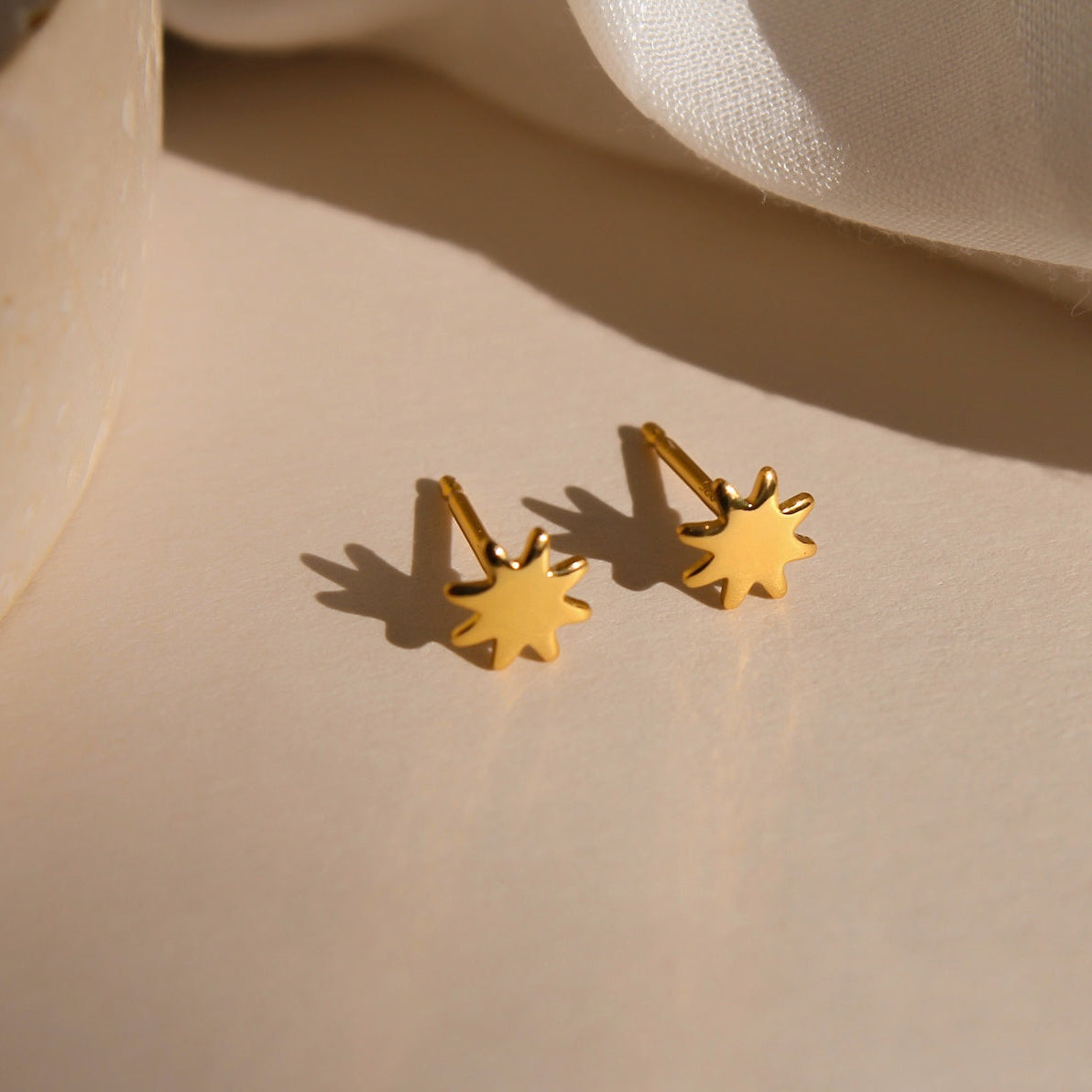 "Aya" winzige Sonnen Ohrstecker vergoldet