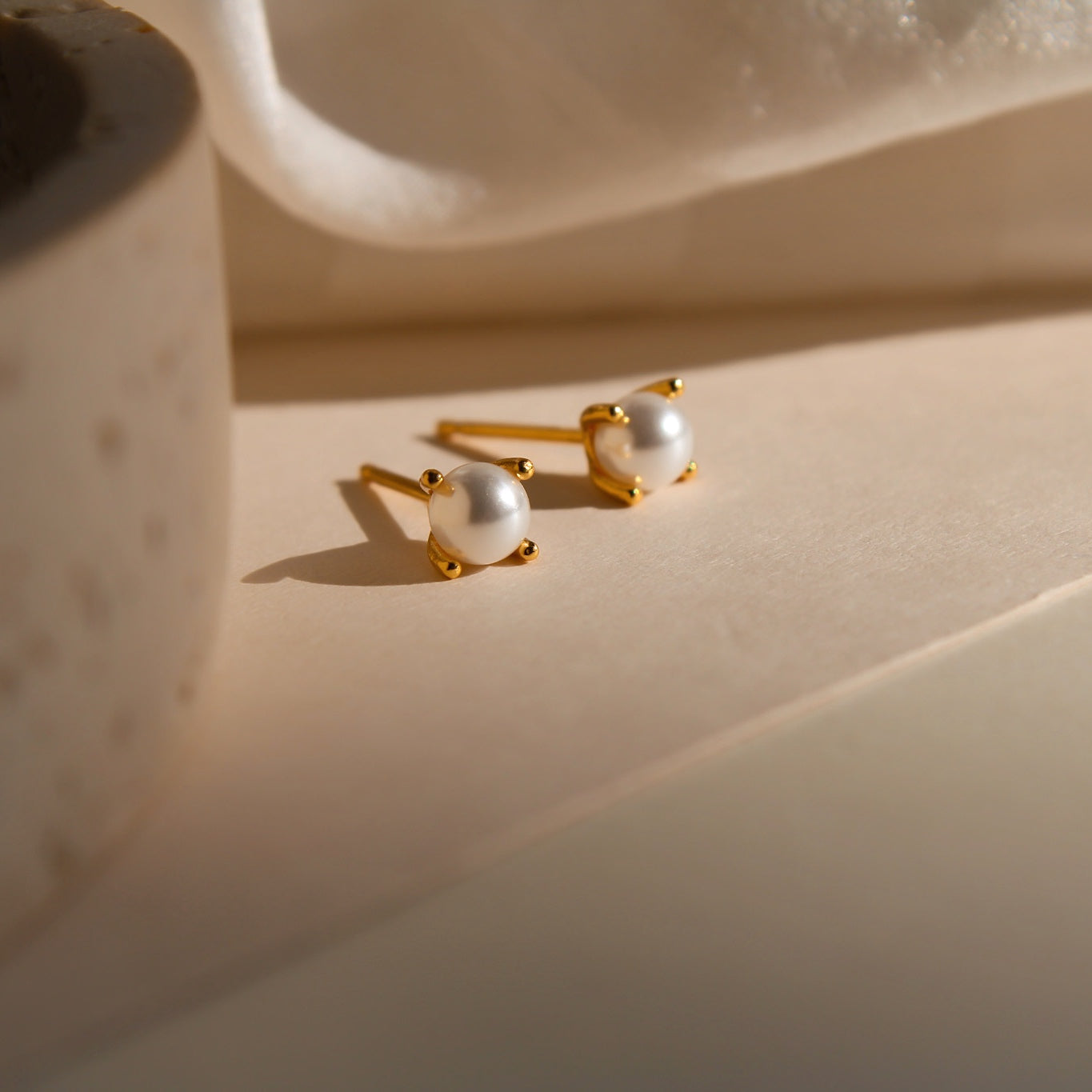 "Alisa" minimalistische Perlen Ohrstecker Gold