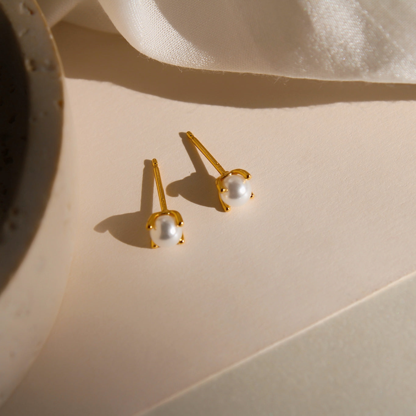 "Alisa" minimalistische Perlen Ohrstecker Gold
