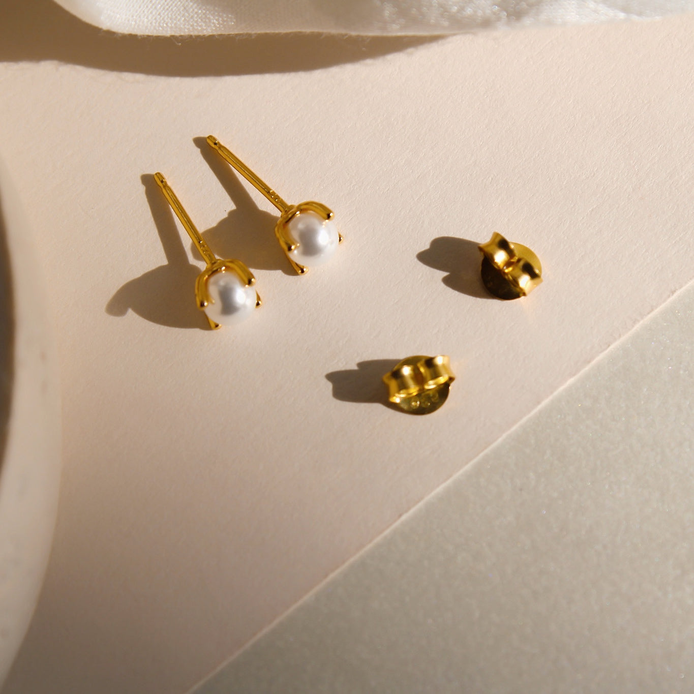 "Alisa" minimalistische Perlen Ohrstecker Gold