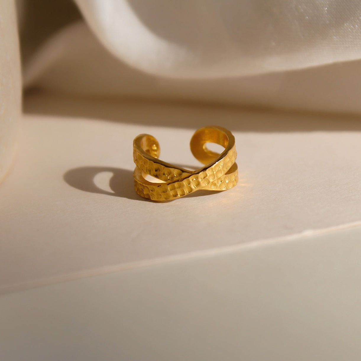 "Artemis" gekreuzter Earcuff gold