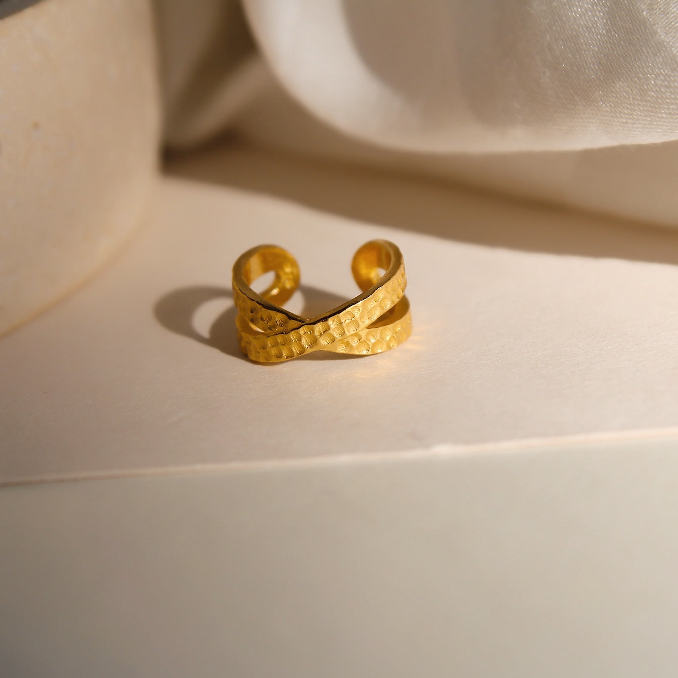 "Artemis" gekreuzter Earcuff gold