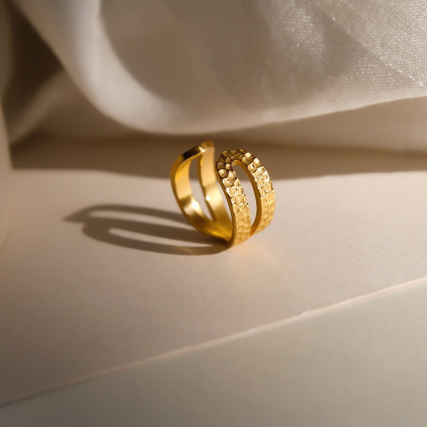 "Artemis" gekreuzter Earcuff gold