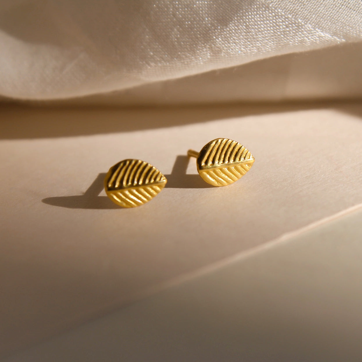"Aki" schlichte Blatt Ohrstecker Gold