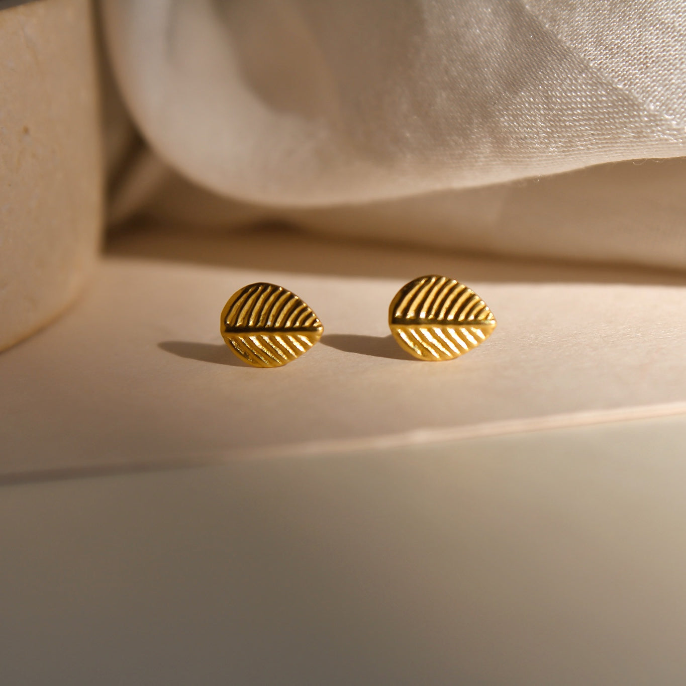 "Aki" schlichte Blatt Ohrstecker Gold