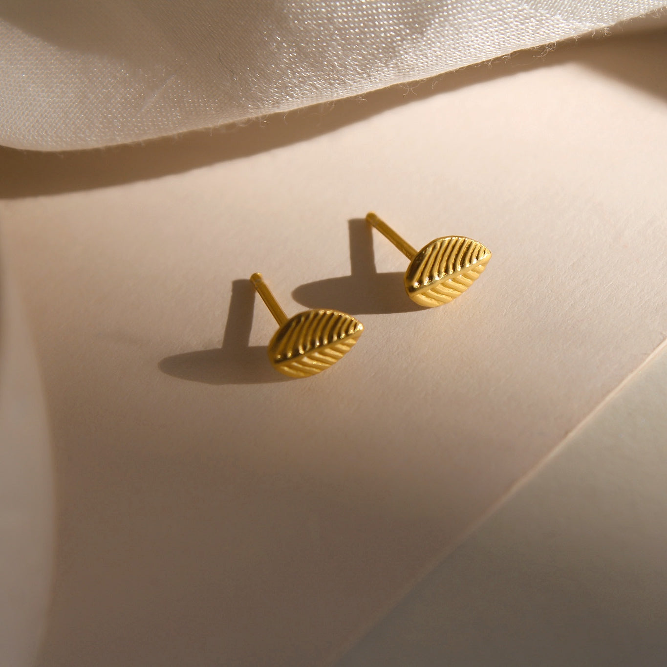"Aki" schlichte Blatt Ohrstecker Gold
