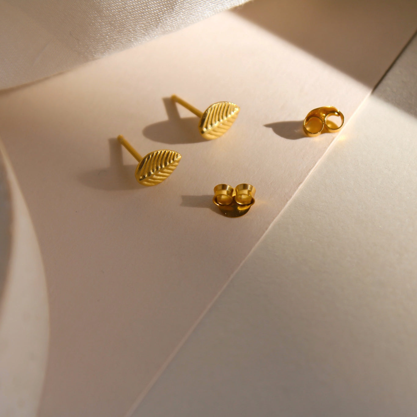 "Aki" schlichte Blatt Ohrstecker Gold