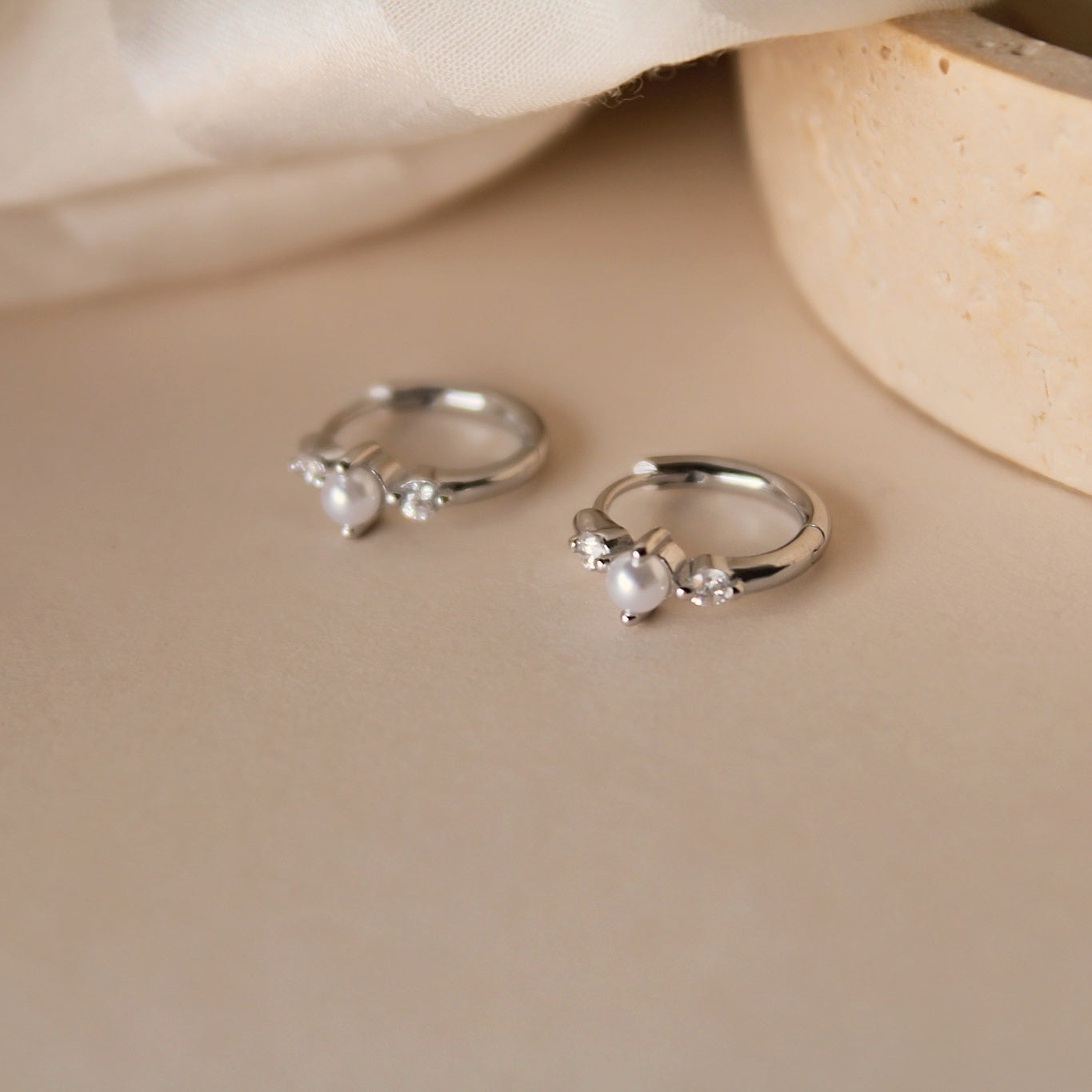 "Akari" elegante Zirkonia Creolen mit Perle